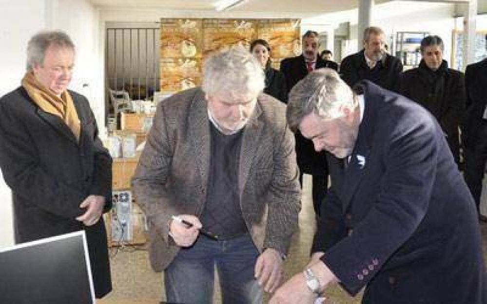La Universidad Austral inaugur� ciber educativo en Pico Truncado