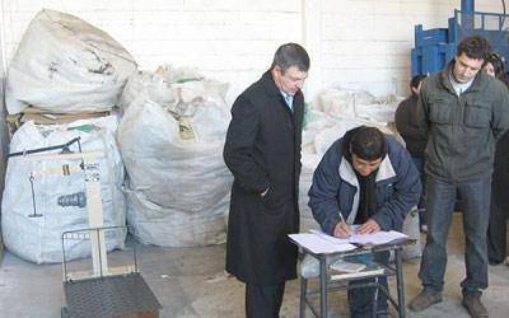 Entregan equipamiento a cooperativa de recicladores