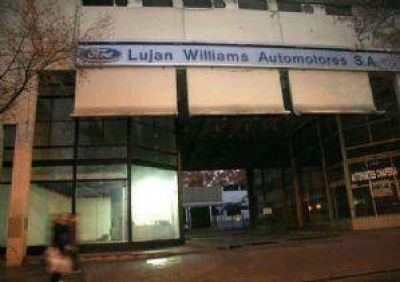 A 10 a�os de la ca�da de Luj�n Williams a�n no cobran los empleados