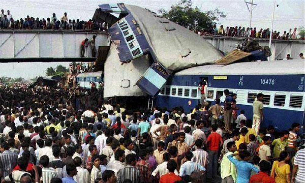  India: al menos 57 muertos por un choque de dos trenes  
