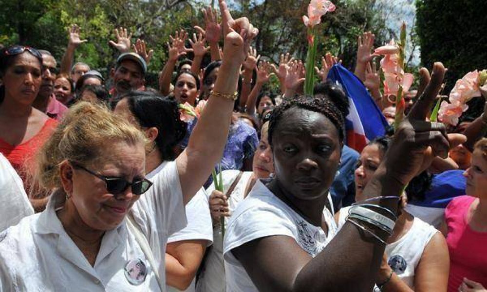  Las Damas de Blanco alertan por "destierro" de los presos cubanos  