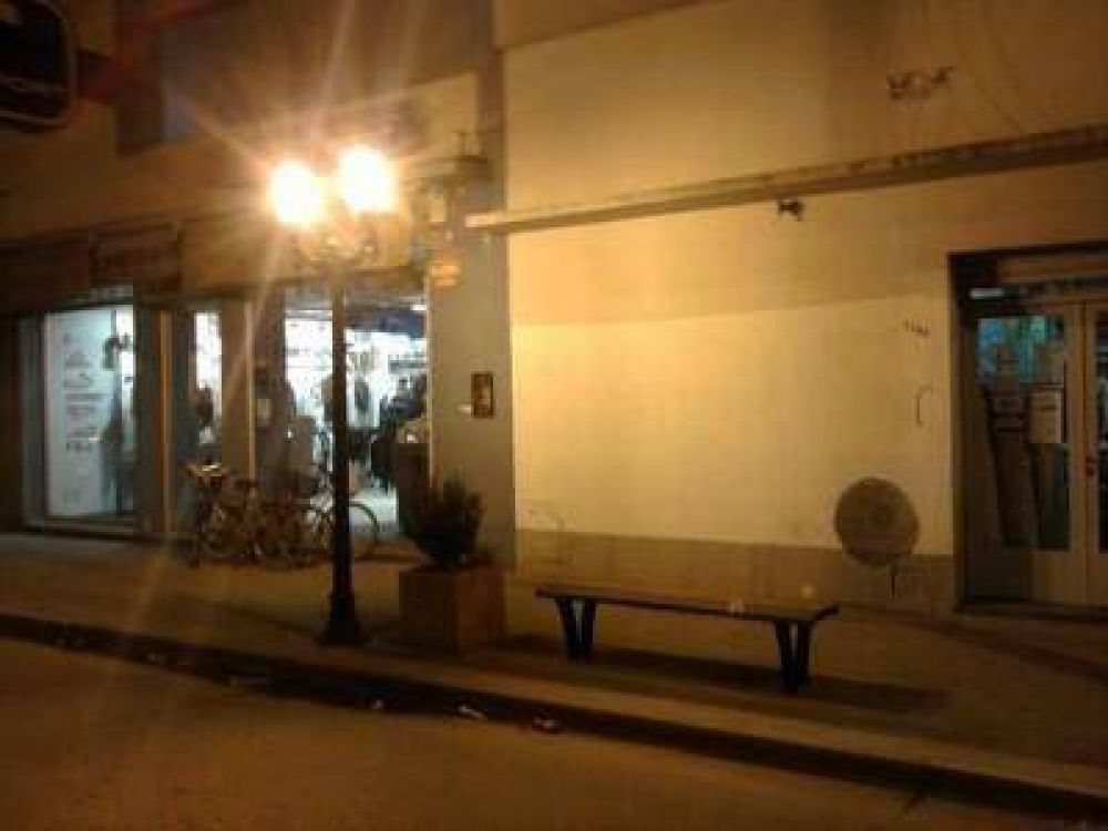 Rompen las plantas de los maceteros de calle Anchorena