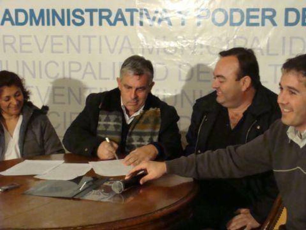 Este lunes el Sal�n Blanco del Palacio Municipal Se firm� convenio de incremento salarial para municipales