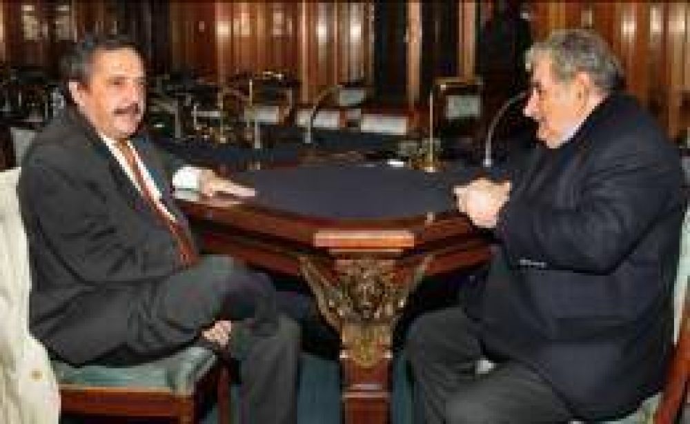 Alfons�n celebr� junto a Mujica los 25 a�os del retorno de la democracia en Uruguay