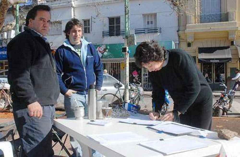 EN LA PLAZA COL�N La Coalici�n C�vica ARI de Luj�n junt� firmas en favor del 82% m�vil