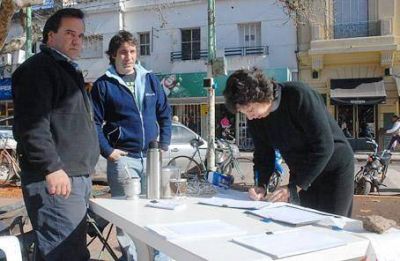 EN LA PLAZA COL�N La Coalici�n C�vica ARI de Luj�n junt� firmas en favor del 82% m�vil