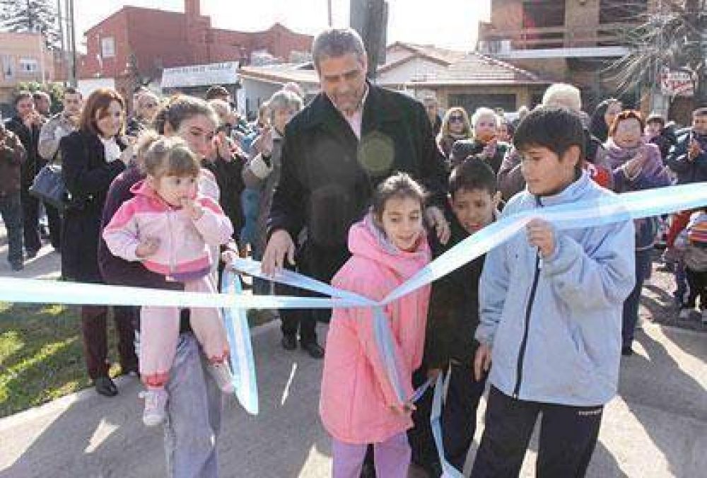 El Intendente Ferraresi inaugur� obras en Villa Dom�nico