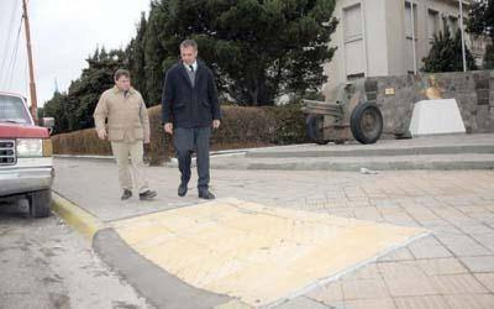 Buzzi recorri� las rampas que se construyen en las bocacalles