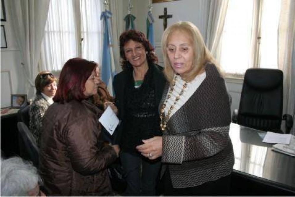 En el Despacho Municipal  Intendente Giroldi realiz� nueva entrega de subsidios a Instituciones campanenses