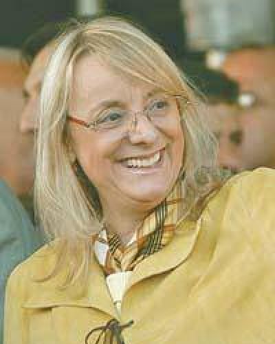 Con la ministra Kirchner llegan diez mil pesos para los clubes
