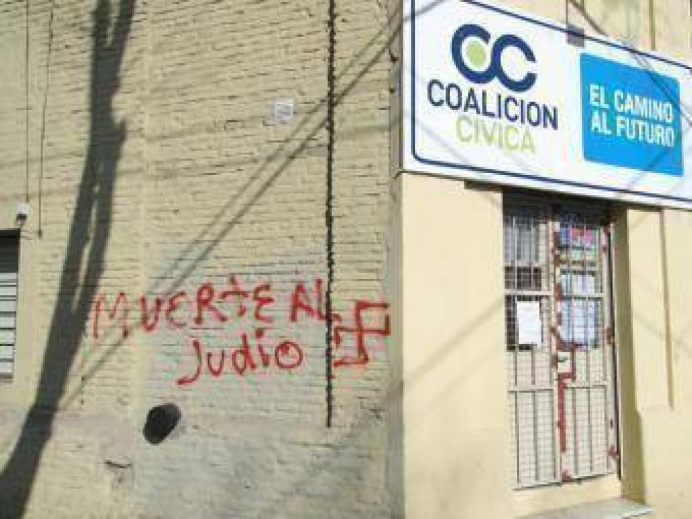 Agresivas pintadas aparecieron hoy en el frente del local de la Coalici�n C�vica