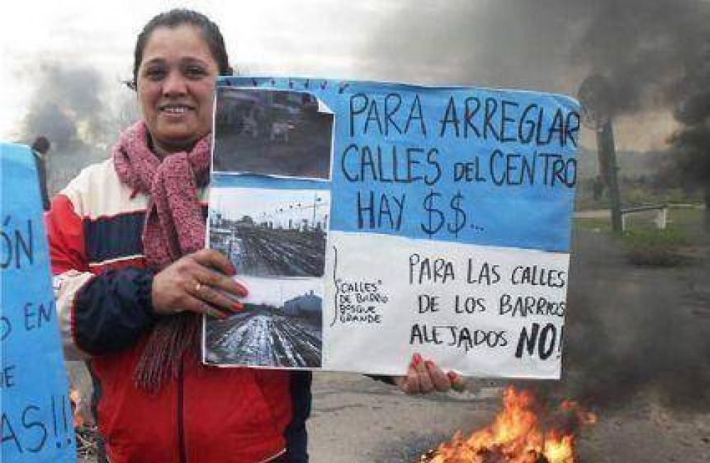 Protesta de vecinos de Bosque Grande, Las Heras y Parque Palermo por el desastroso estado de las calles