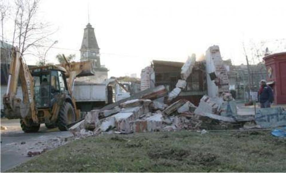 Por su deteriorado estado  El Municipio removi� el kiosco ubicado en el parterre de Bvd. Dellepiane