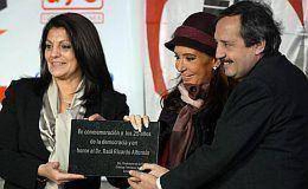 Cristina comparti� un acto en Chascom�s con Ricardo Alfons�n