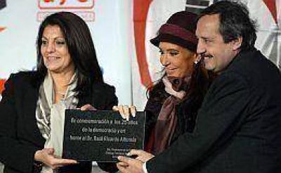 Cristina comparti� un acto en Chascom�s con Ricardo Alfons�n