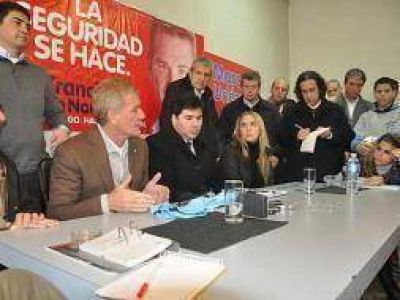De Narv�ez: "El gobierno de Scioli es de cart�n"