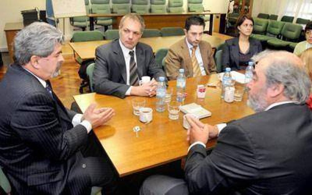 Buzzi firm� convenios para sumar desarrollo tecnol�gico a la ciudad