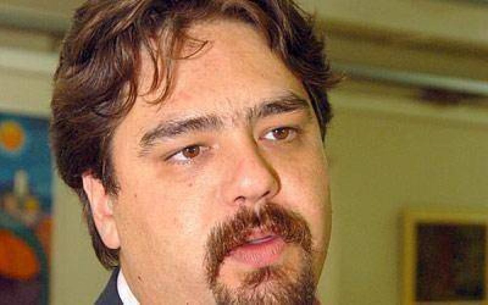 Almir�n advirti� fines �perversos� atr�s de la oposici�n al fideicomiso