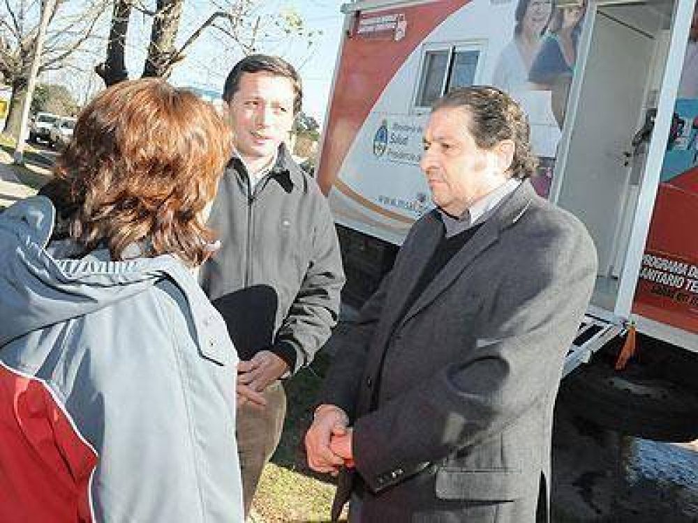 ECHEVERR�A | OPERATIVO DE SALUD Bibiloni y Gray recorrieron el primer operativo de salud en La Campana
