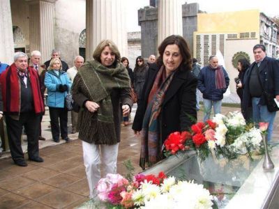 Lujan - LUJ�N RINDI� HOMENAJES A EVA PER�N Y SE INAUGUR� LA LAZOLETA QUE LLEVA SU NOMBRE