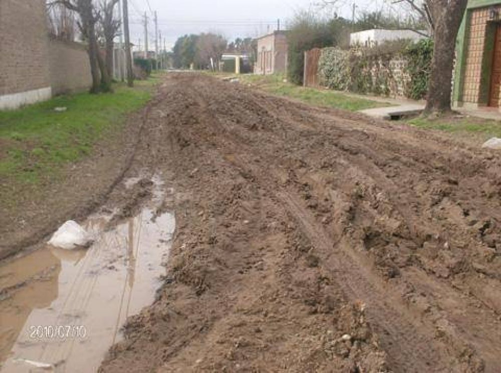 RECLAMAN LA INTERVENCI�N DEL MUNICIPIO Indignaci�n de vecinos por el estado de calles en el barrio Zapiola