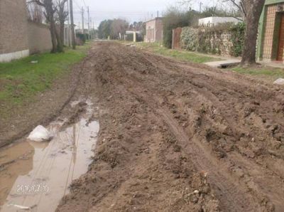 RECLAMAN LA INTERVENCI�N DEL MUNICIPIO Indignaci�n de vecinos por el estado de calles en el barrio Zapiola