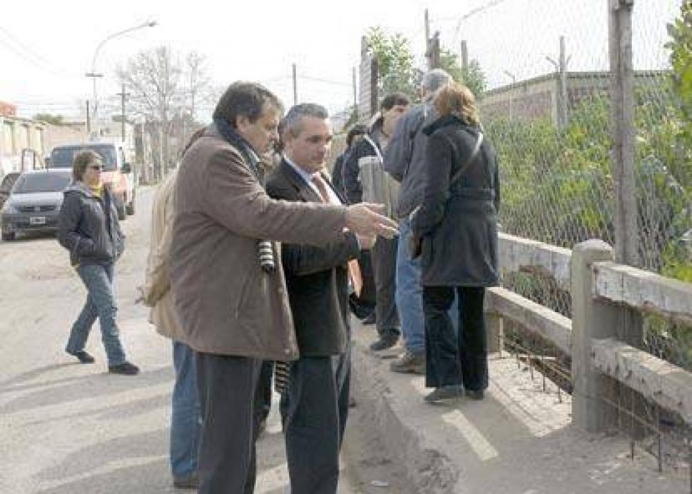 Los defensores del pueblo de la provincia y Avellaneda recorrieron los arroyos Sarand� y Santo Domingo