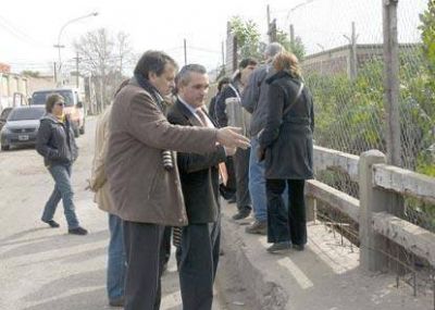 Los defensores del pueblo de la provincia y Avellaneda recorrieron los arroyos Sarand� y Santo Domingo