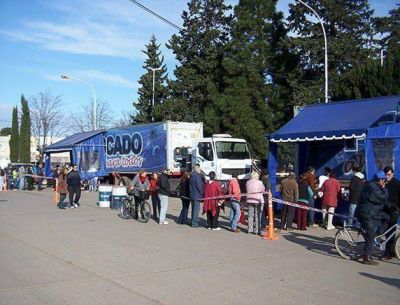 VENDEN PESCADO �K� EN LA PLAZA EVA PERON