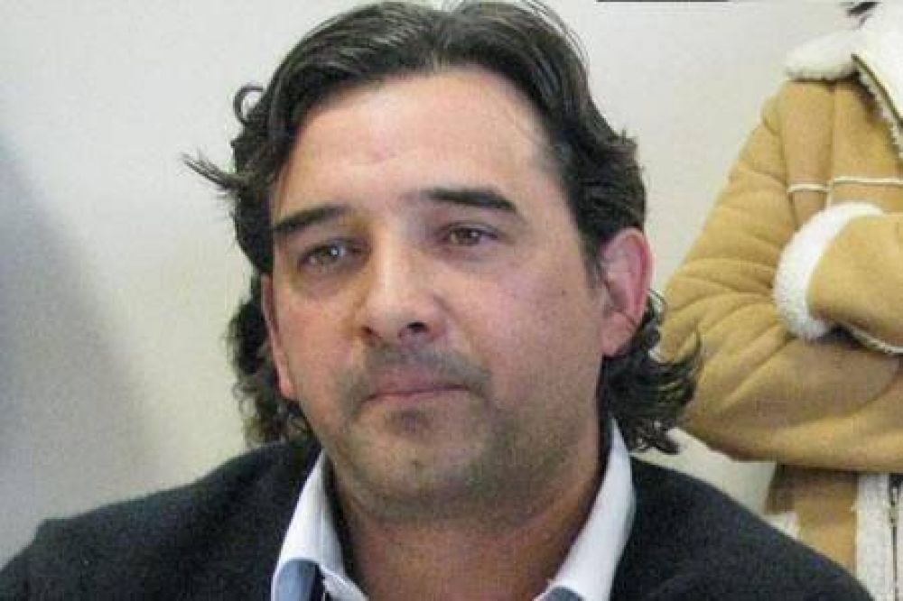 Albaini llev� a Legislatura documentaci�n del otorgamiento de tierras en Pir�mides