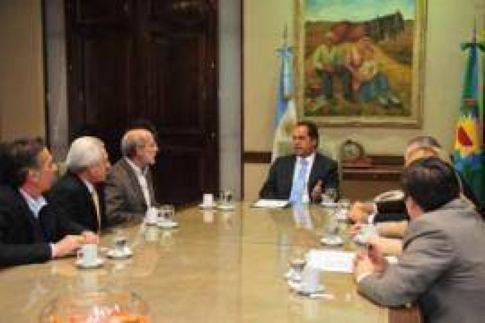 La Plata Scioli entreg� subsidios a Guamin�, Salliquel� y Benito Ju�rez