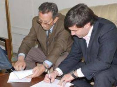 La Plata Crotto entreg� ayuda econ�mica a General Viamonte para el campeonato de Rally