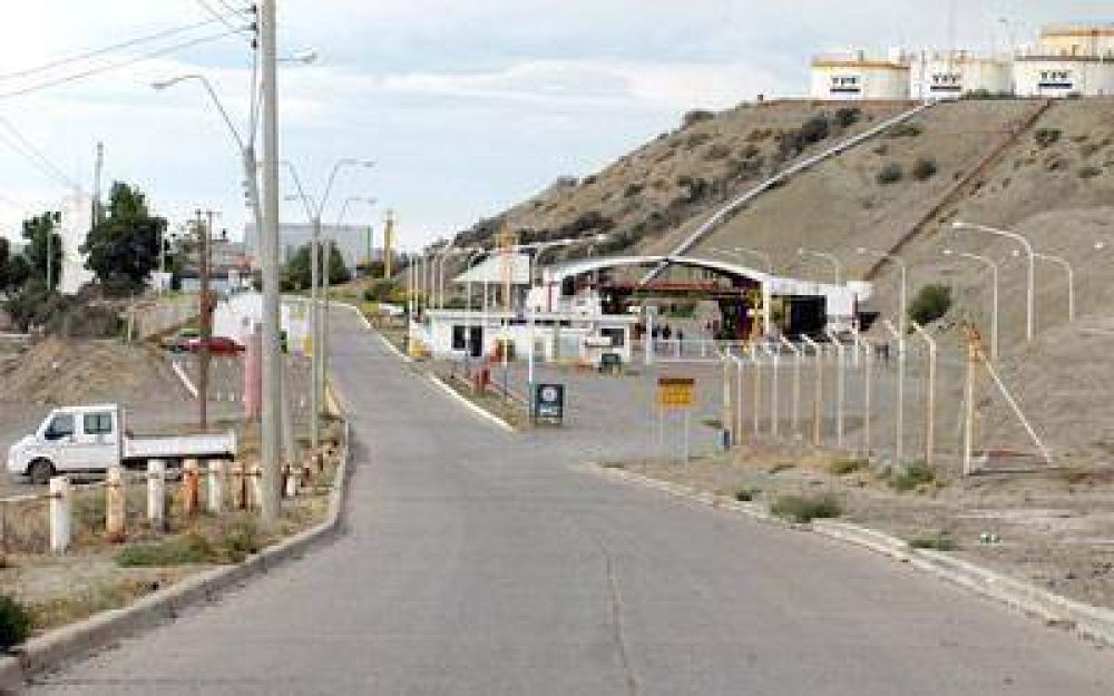 Anoche se levant� el paro en la playa de combustibles