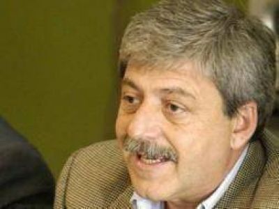 Buzzi le contest� a Carri� por el tema retenciones
