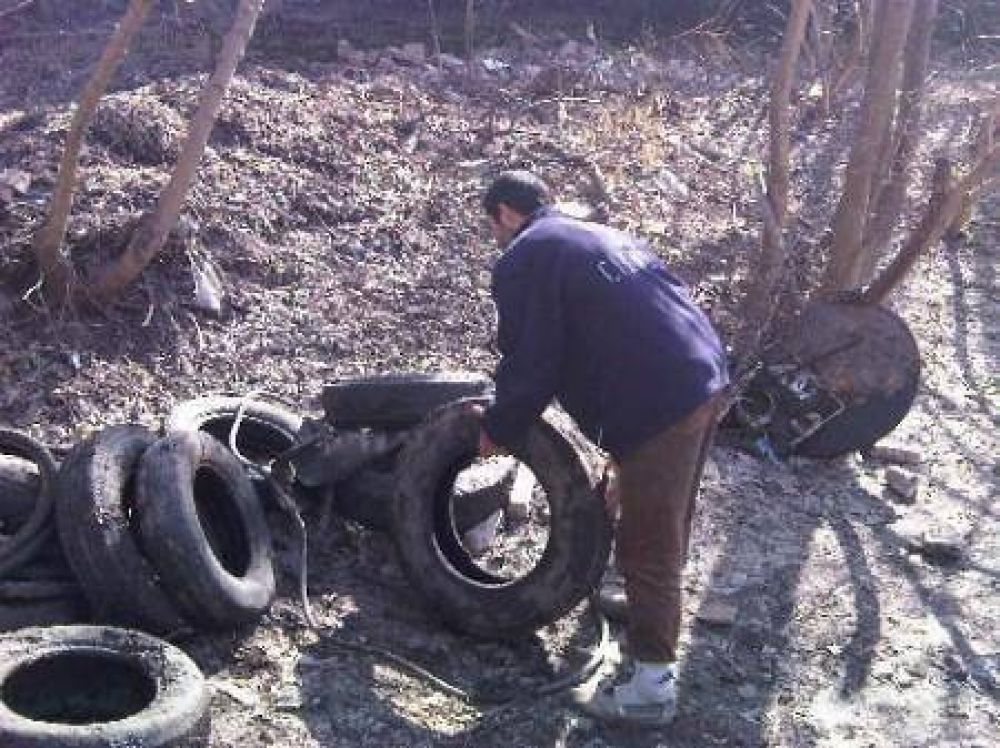 Contin�a la limpieza del R�o Luj�n