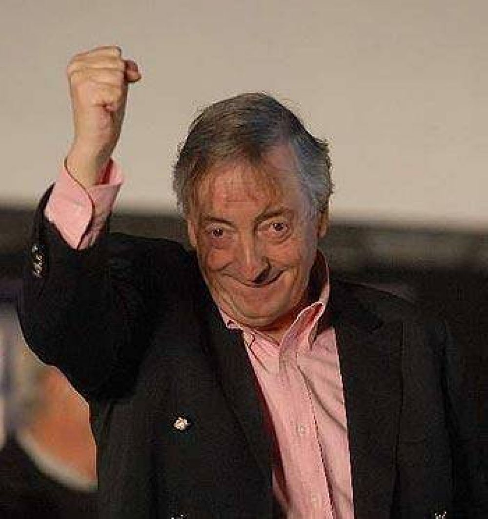 UNA MULTITUD ACOMPA�O A KIRCHNER EN ECHEVERRIA 