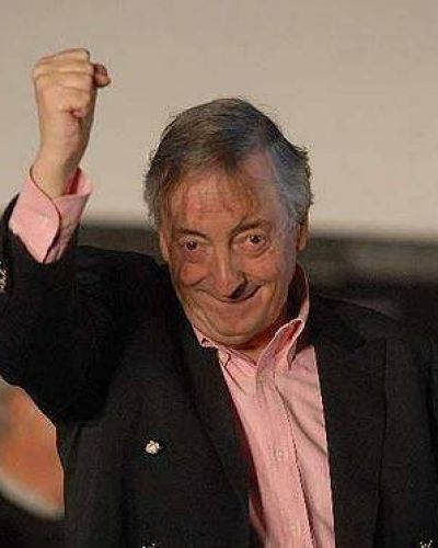 UNA MULTITUD ACOMPA�O A KIRCHNER EN ECHEVERRIA 