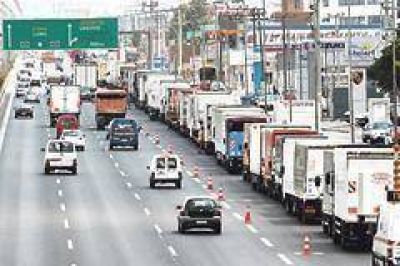 Gobierno griego intima a deponer huelga de camioneros 