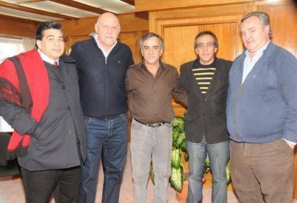 Nueva reuni�n Un grupo de intendentes avisa a Moyano