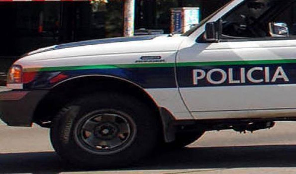 Roban en un restaurant en Castelar y apuntan a un beb�