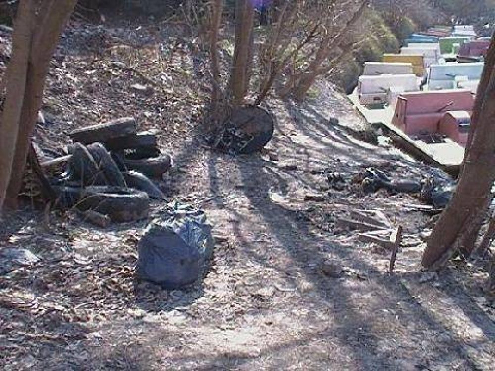 ENTRE EL PUENTE DR. MU�IZ Y MITRE Otra jornada de limpieza en el r�o Luj�n