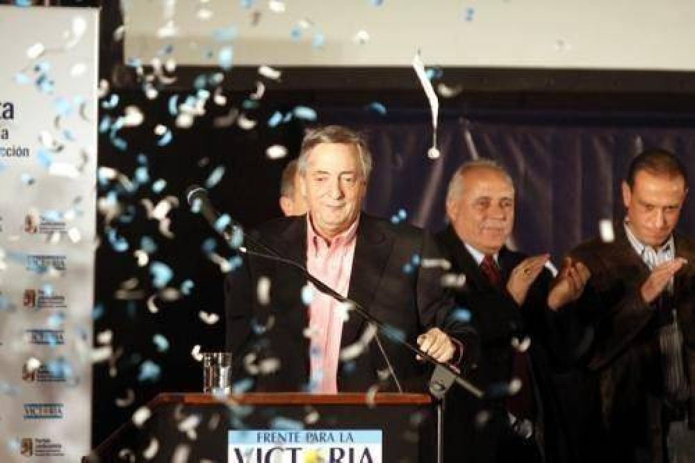 Kirchner pidi� "luchar con fuerza para consolidar el trabajo� en un acto en Echeverr�a