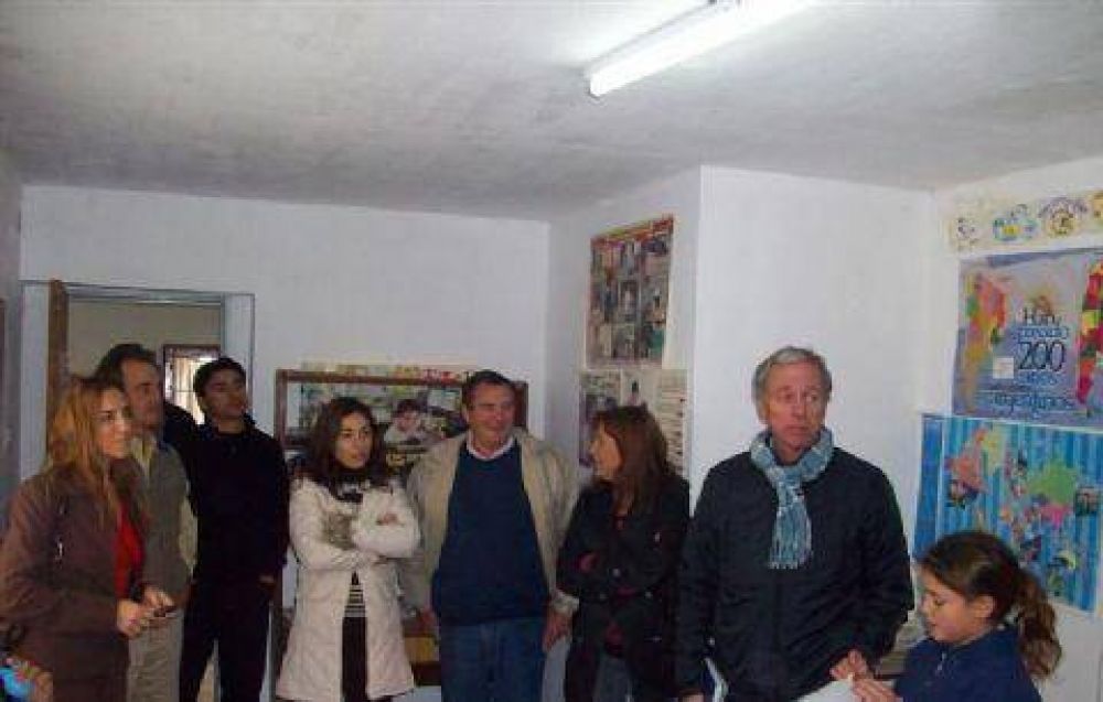 Visita Di�logo Pergaminense-Uni�n-Pro Peronista en la Escuela N� 27 de Paraje Urrutia