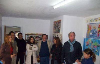 Visita Di�logo Pergaminense-Uni�n-Pro Peronista en la Escuela N� 27 de Paraje Urrutia