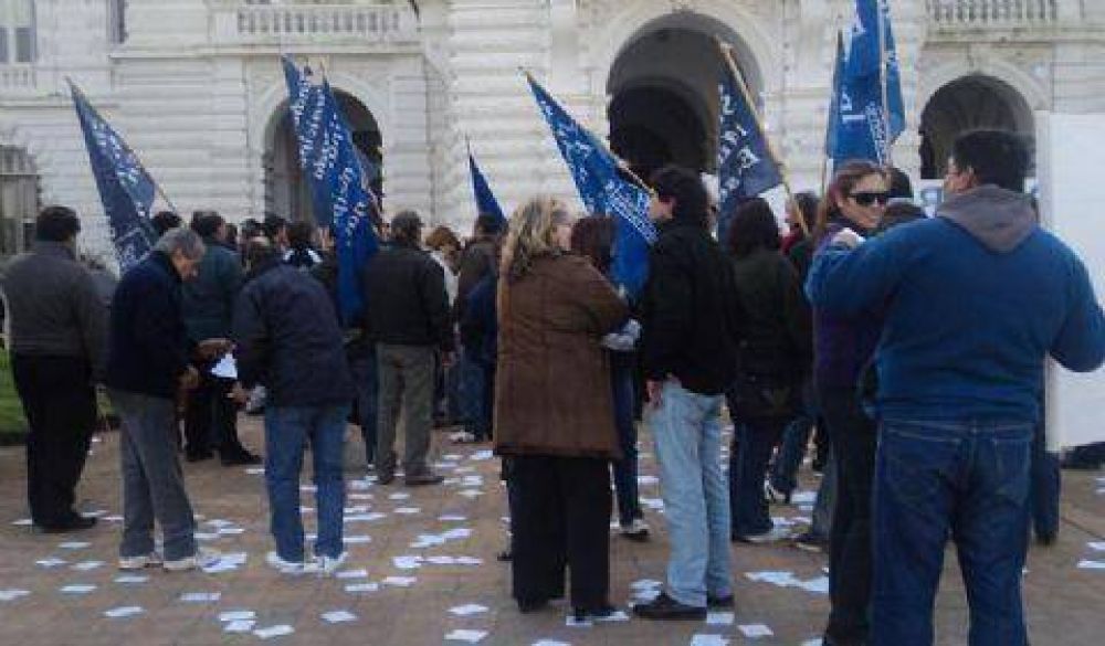 Reclamo de municipales por el c�digo de descuento De Martino: �Si el conflicto no se soluciona en 20 d�as va a bajar la Provincia�