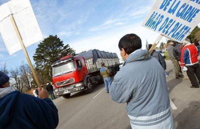 Trabajadores de la carne cortaron la Autov�a 2 en forma parcial