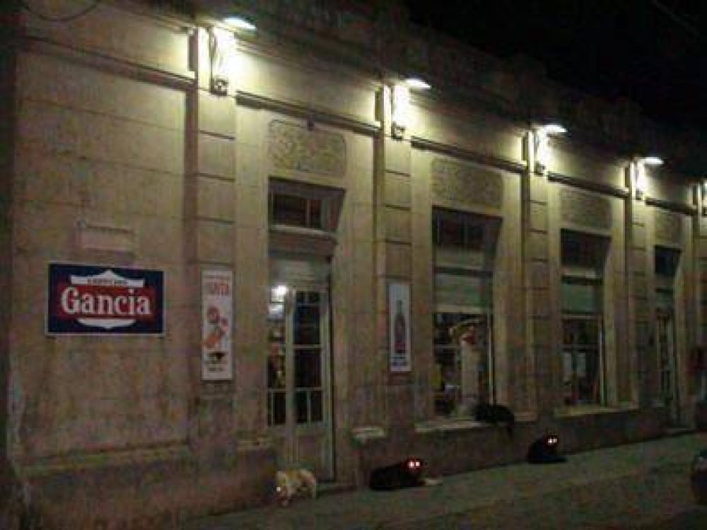 Completan obras de iluminaci�n y mejoramiento en De La Cana