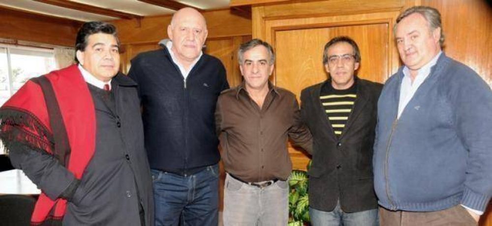 Surge un nuevo grupo de intendentes frente a la amenaza de Moyano