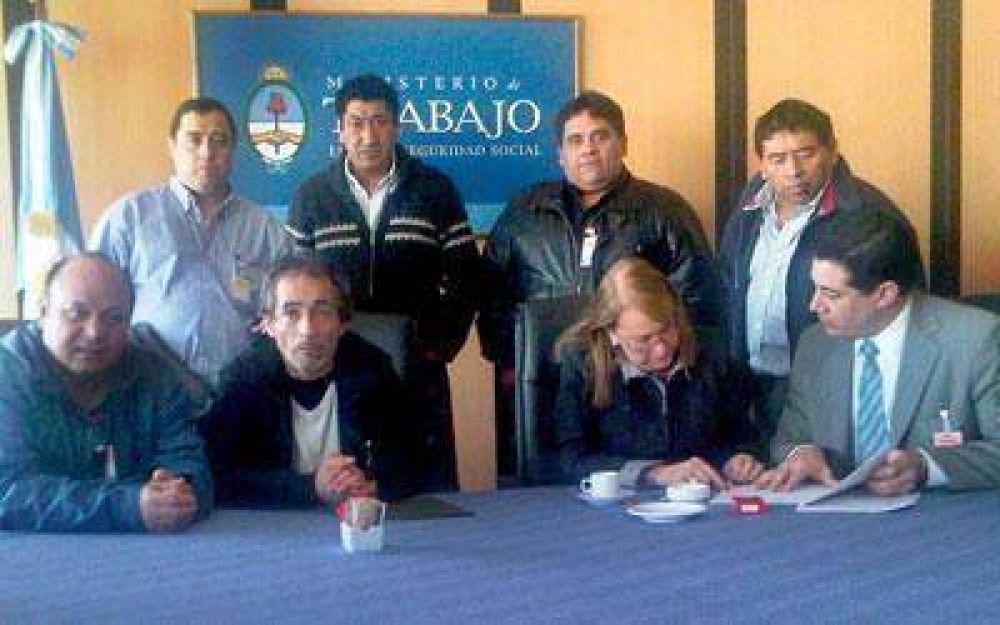 Petroleros de Santa Cruz cobrar�n adicional de 4 mil y aumento del 27%