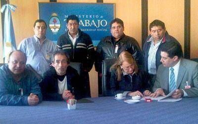 Petroleros de Santa Cruz cobrar�n adicional de 4 mil y aumento del 27%